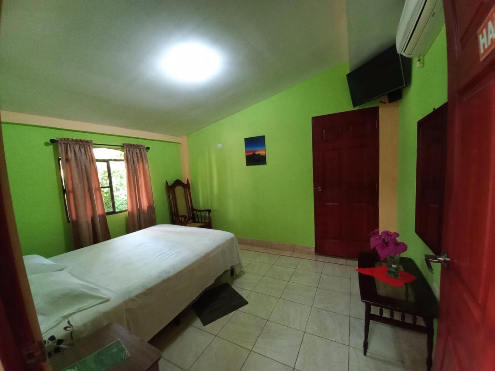 Hostal San Antonio เลออน ภายนอก รูปภาพ