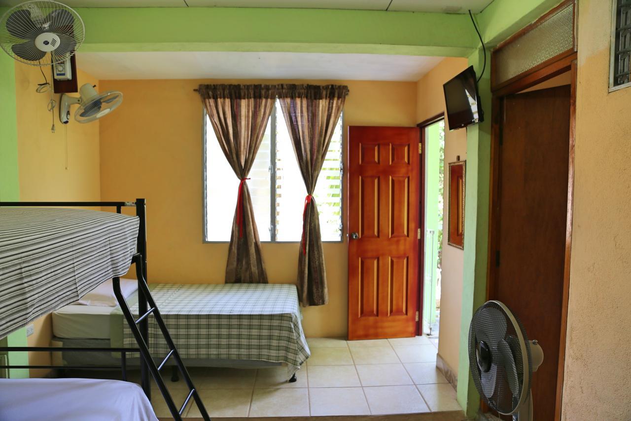 Hostal San Antonio เลออน ภายนอก รูปภาพ