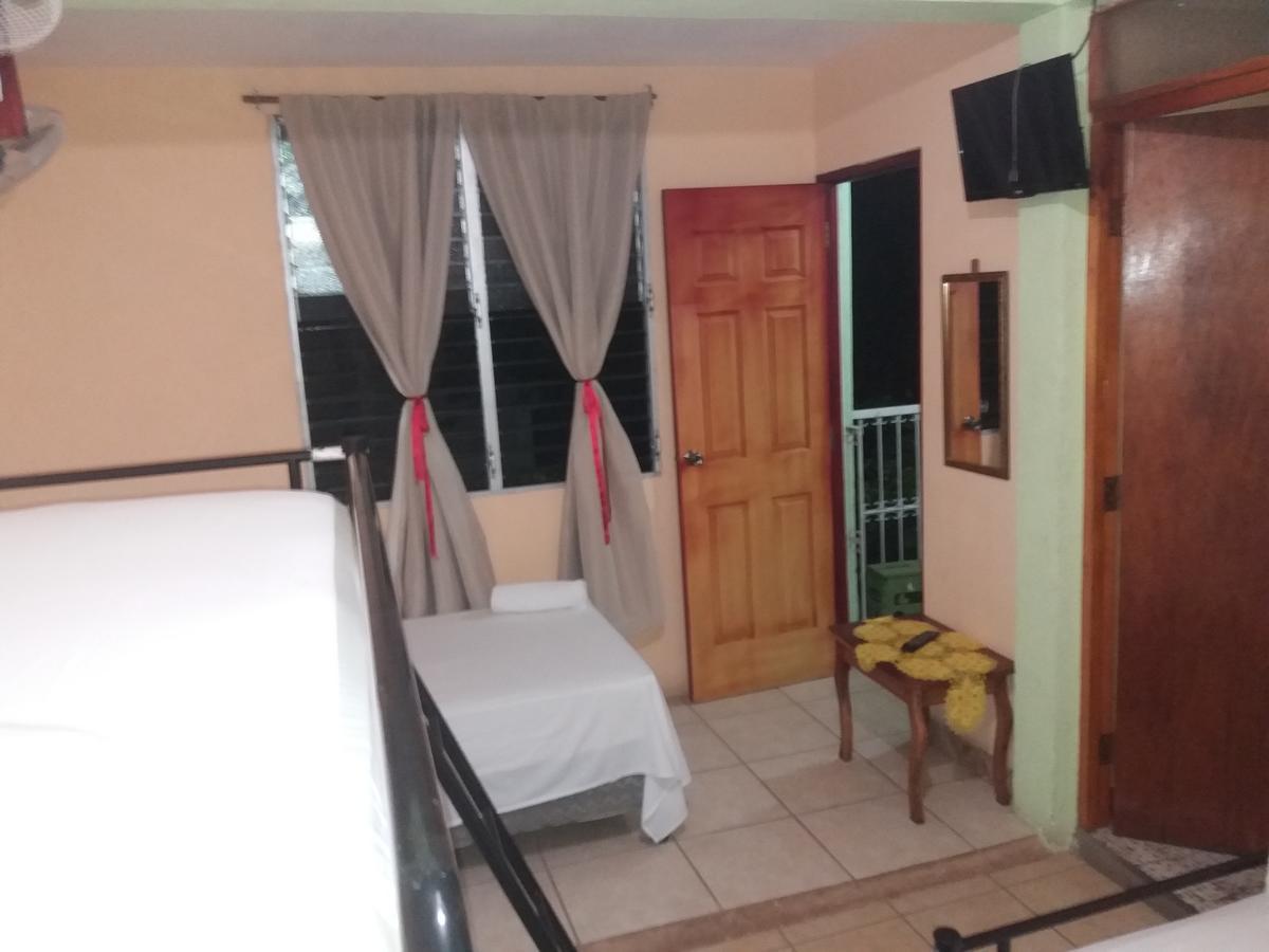 Hostal San Antonio เลออน ภายนอก รูปภาพ